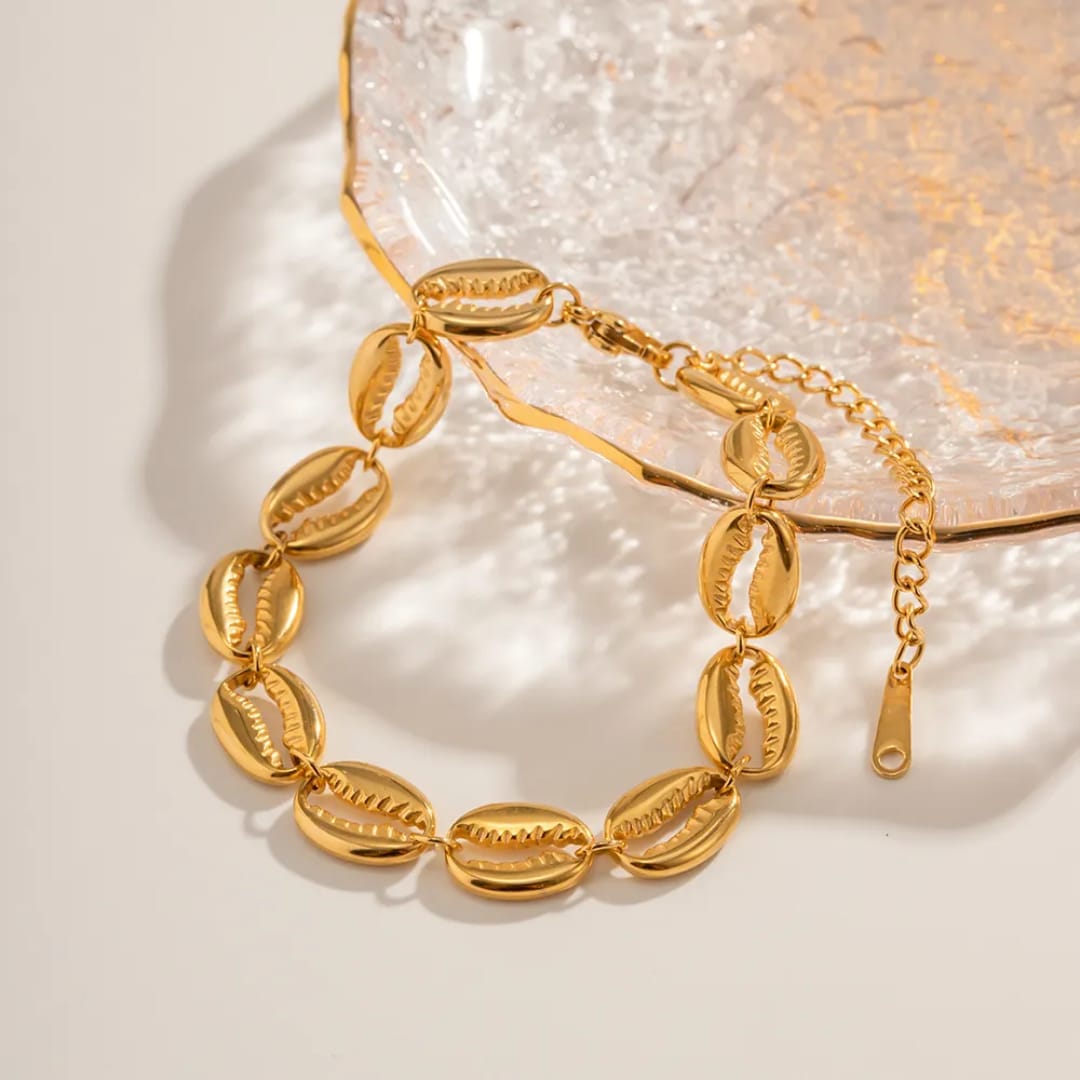 Riley – Pulsera Concha Dorada Elegante