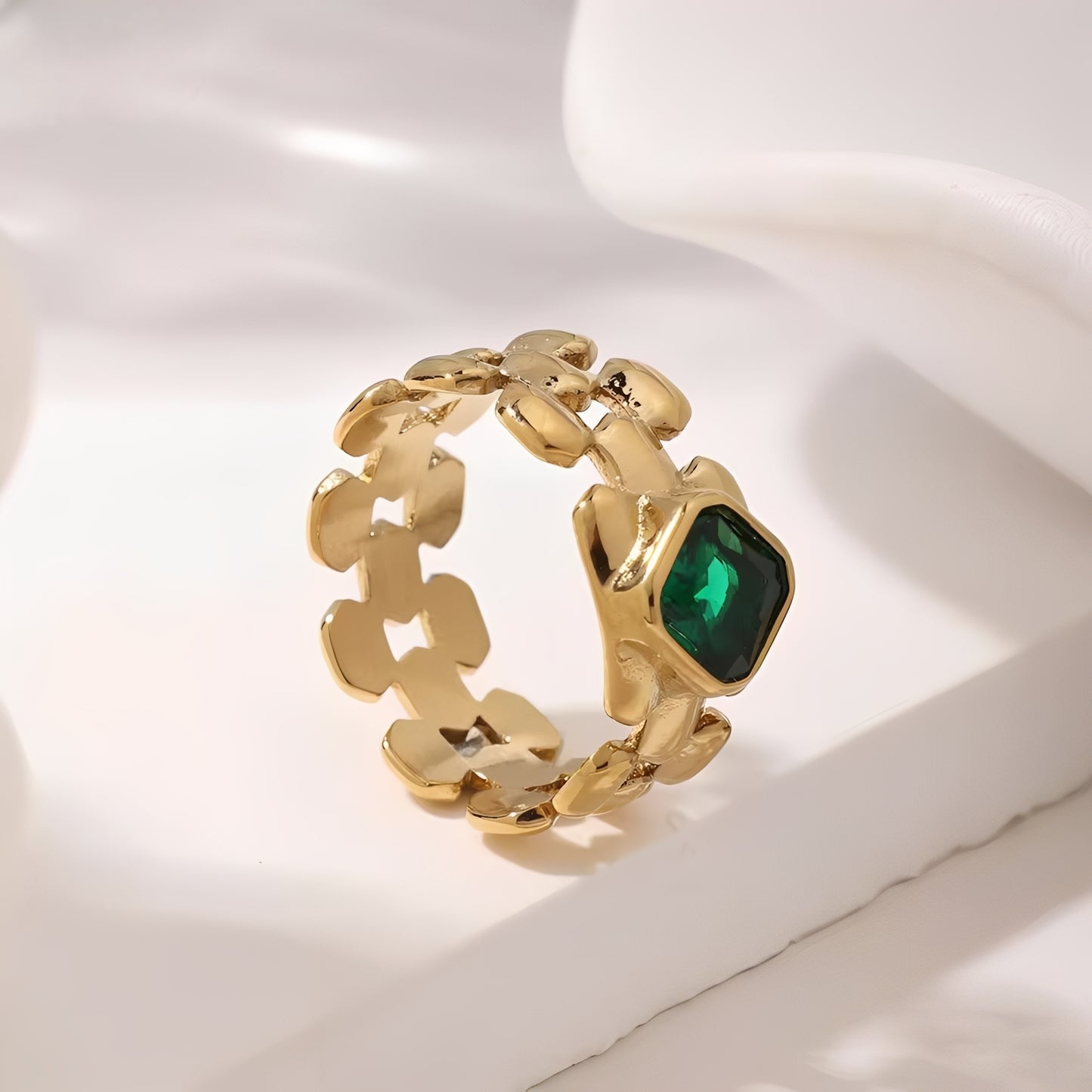 Emira – Anillo Esmeralda Elegante