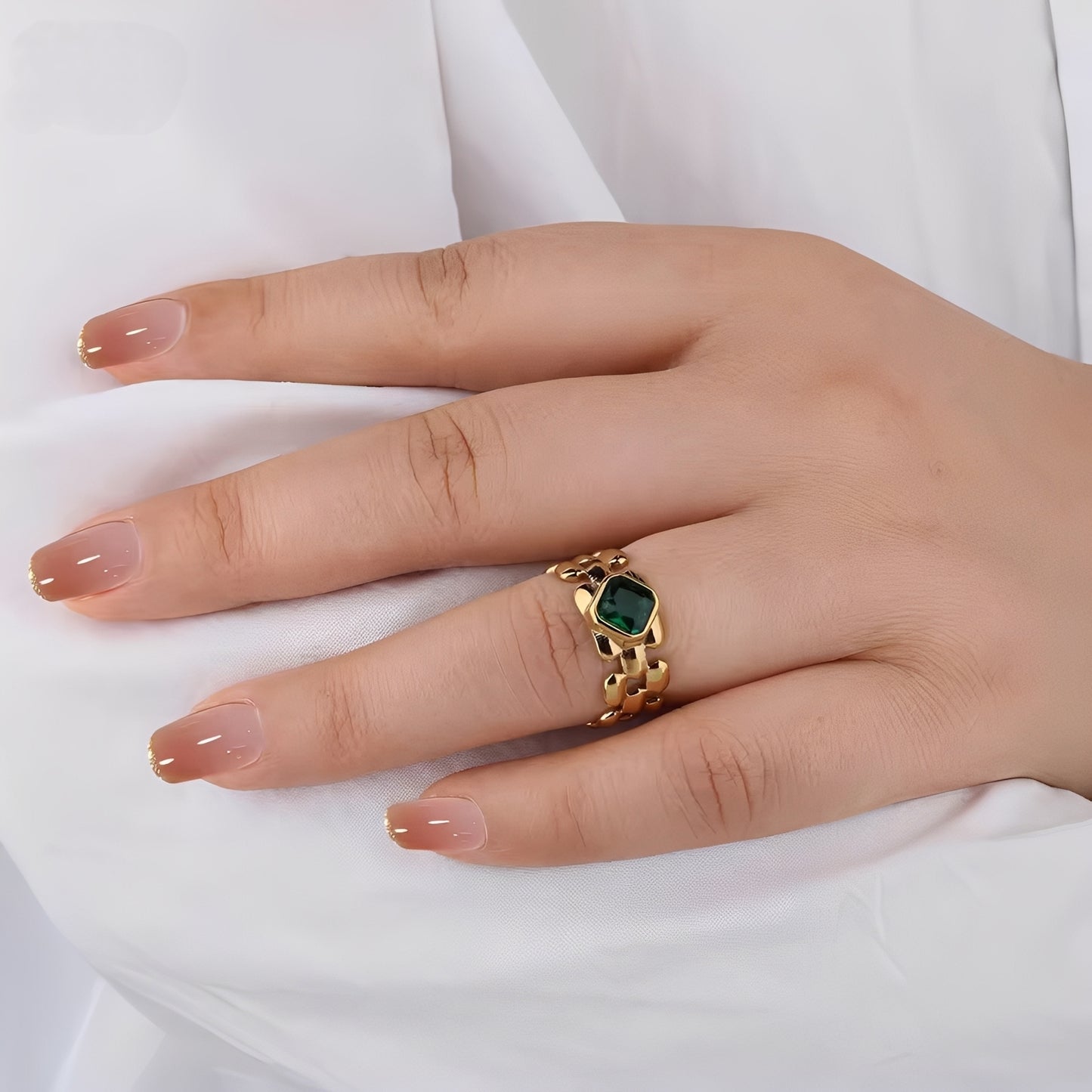 Emira – Anillo Esmeralda Elegante