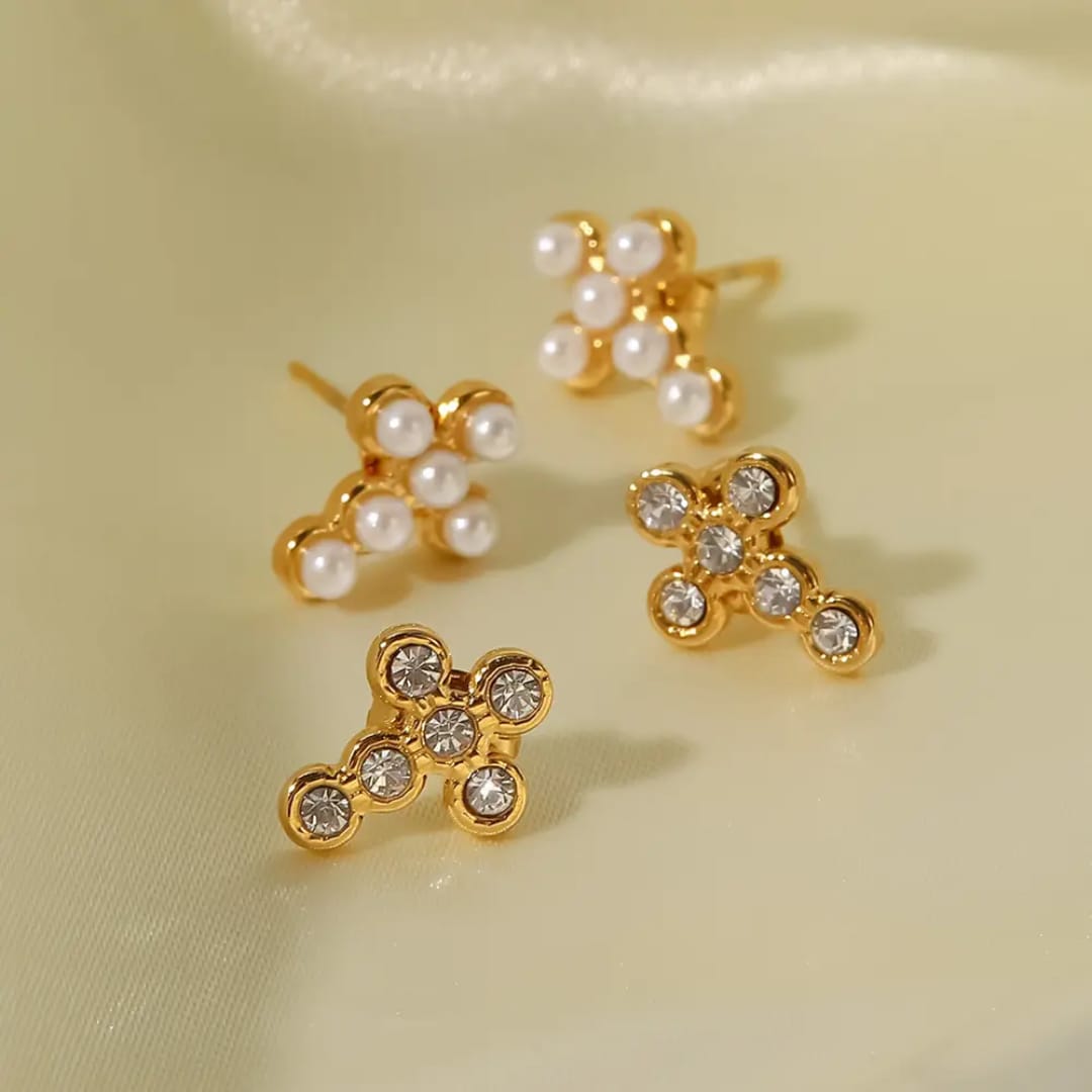 Kyla – Pendientes Cruz con Perla y Zirconia Elegantes