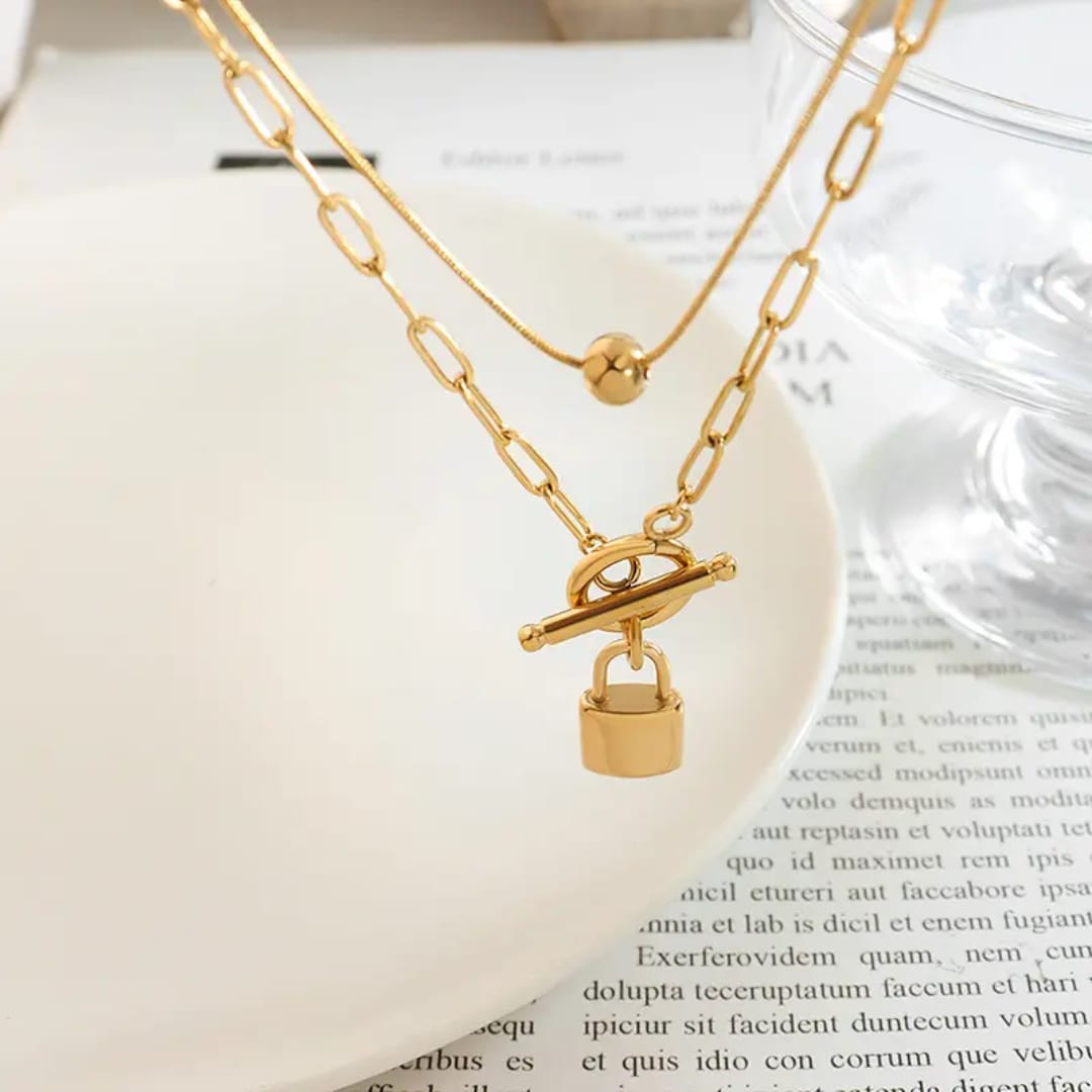Selena – Collar Multicapa con Esfera y Cierre Elegante