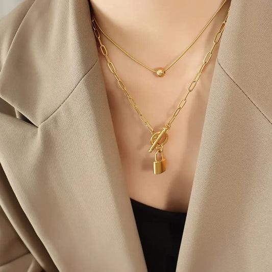 Selena – Collar Multicapa con Esfera y Cierre Elegante