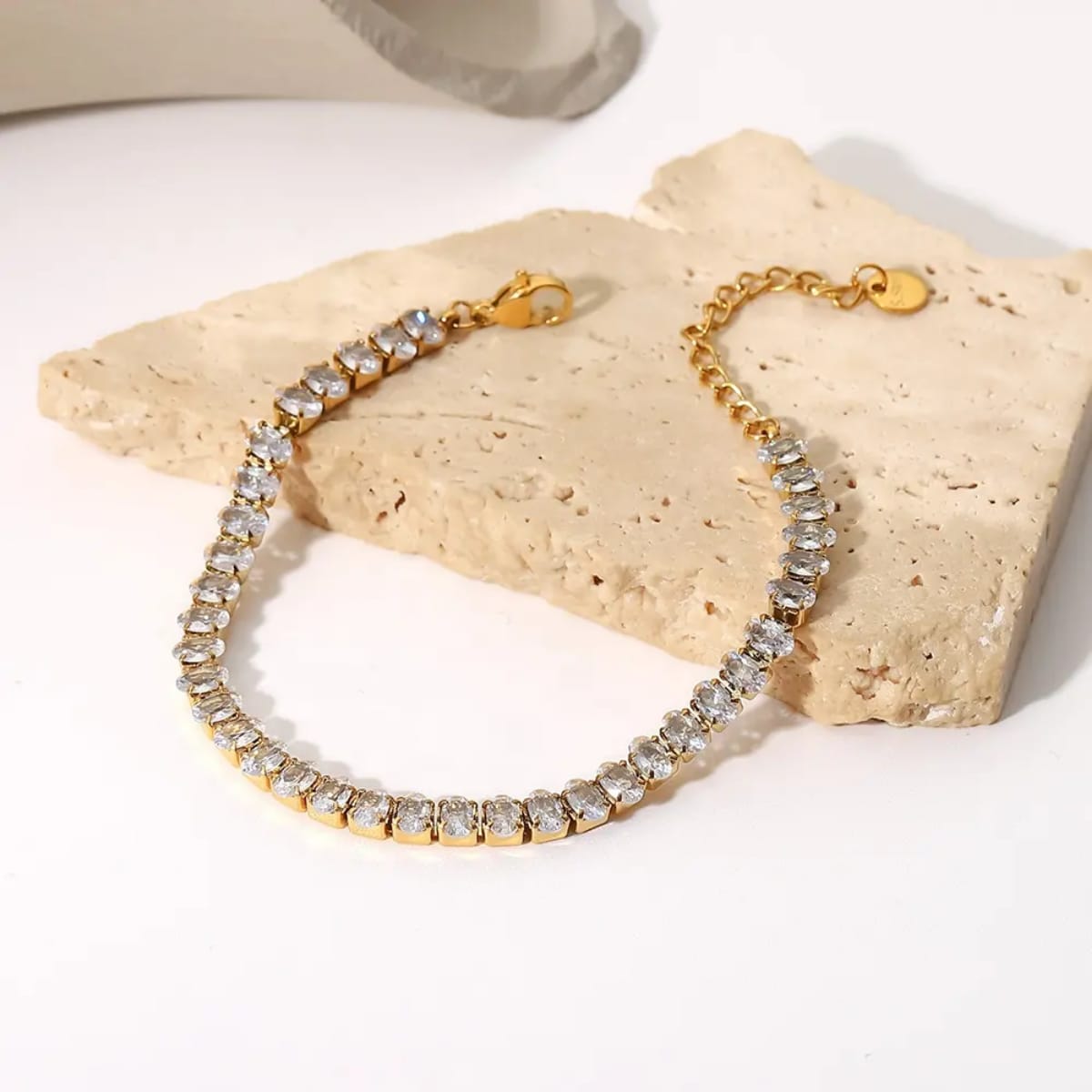 Erina – Pulsera de Piedra Natural y Acero Elegante