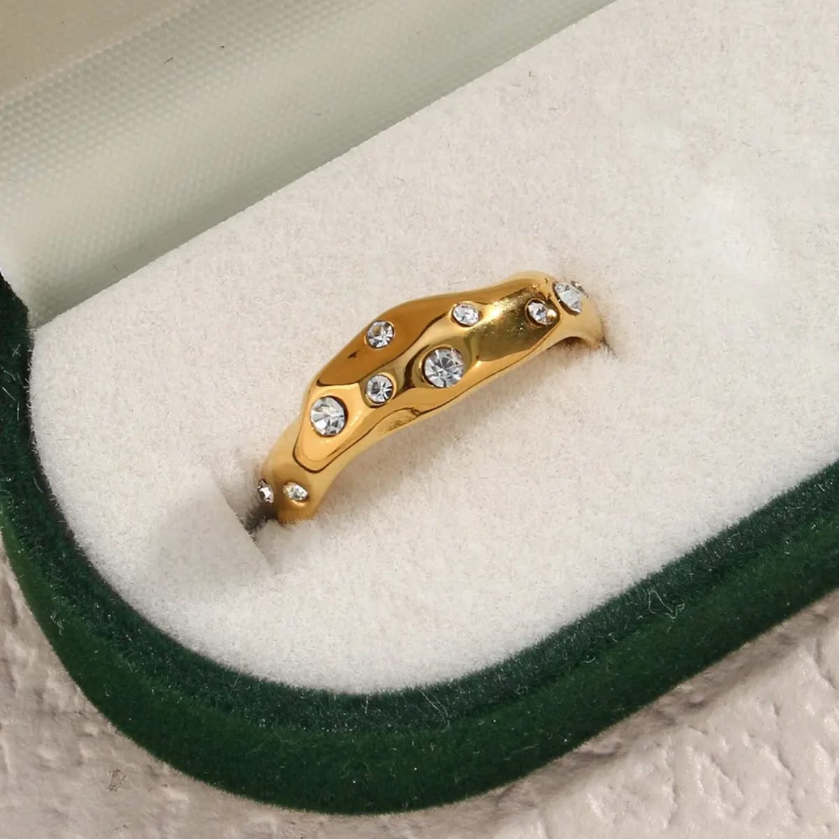 Laura – Anillo Irregular con Zirconias Elegante