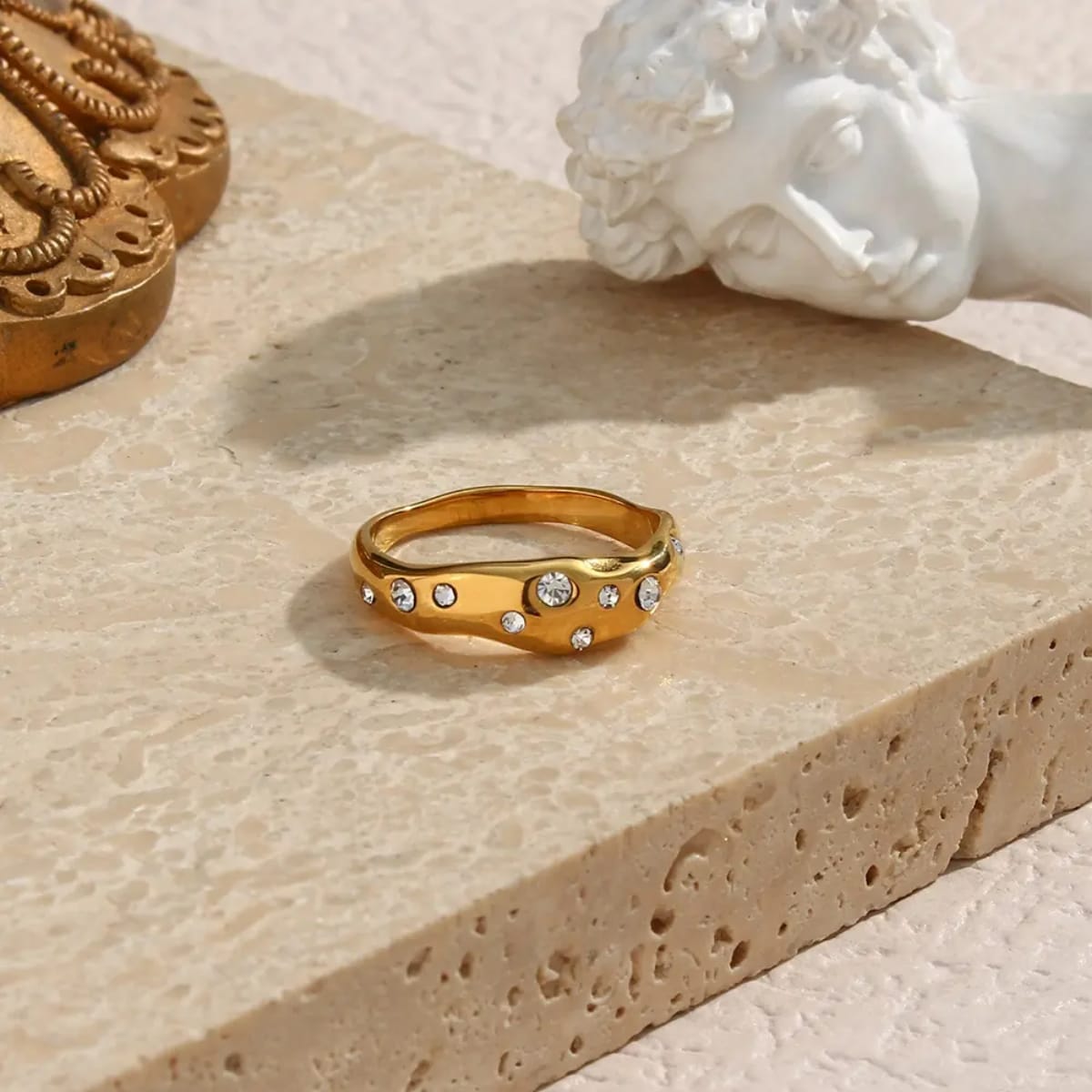 Laura – Anillo Irregular con Zirconias Elegante