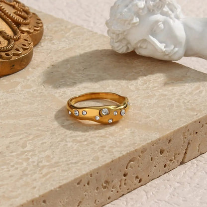 Laura – Anillo Irregular con Zirconias Elegante