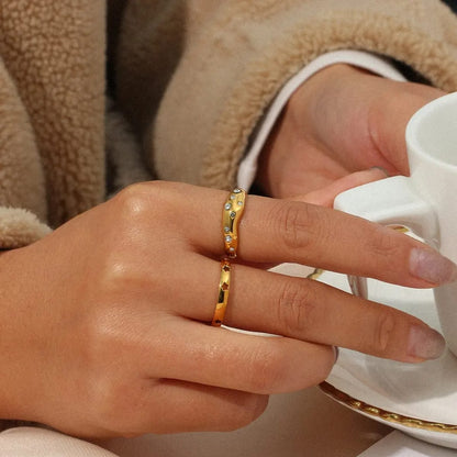 Laura – Anillo Irregular con Zirconias Elegante