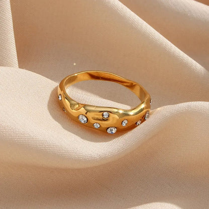 Laura – Anillo Irregular con Zirconias Elegante