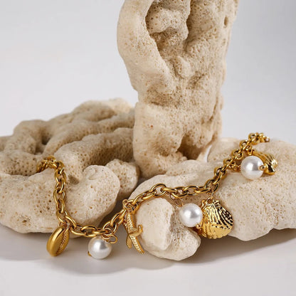 Maloi – Pulsera con Concha y Perla Dorada