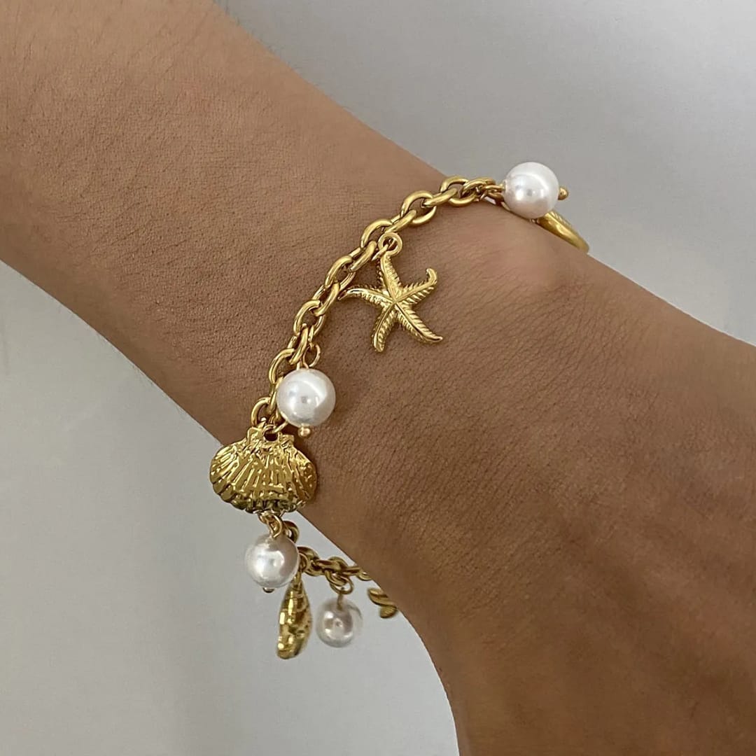 Maloi – Pulsera con Concha y Perla Dorada
