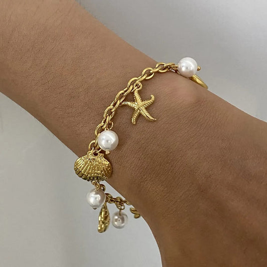 Maloi – Pulsera con Concha y Perla Dorada