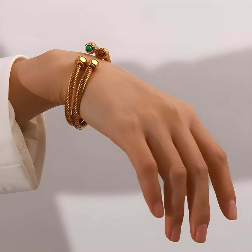 Maloi – Brazalete Retorcido con Pavé Elegante