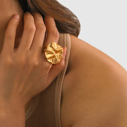 Rhian – Pendientes Redondos Texturizados Dorados