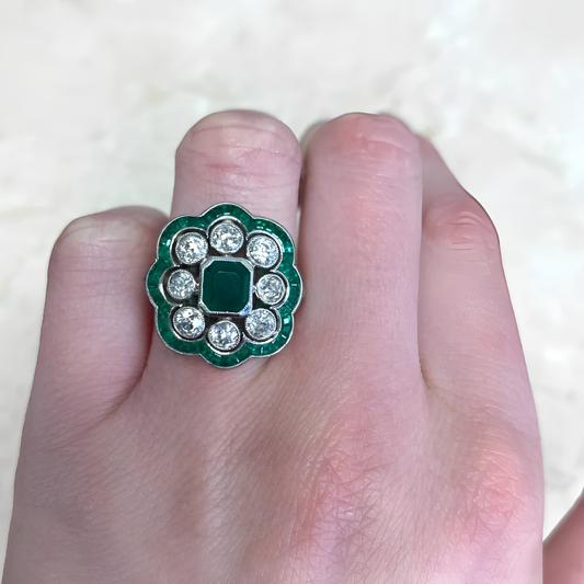 Margie – Anillo Vintage con Esmeralda y Detalle Dorado