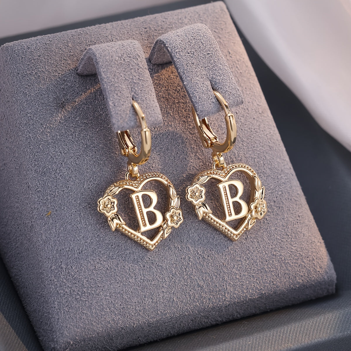 Pendientes de aro con corazón para mujeres con inicial y detalles florales