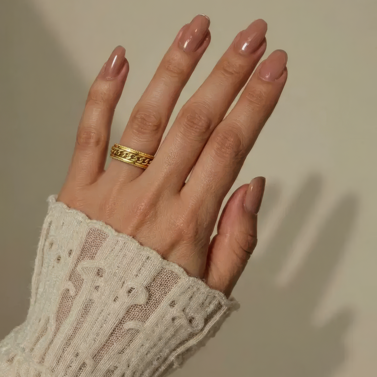 Anillo de Dama con Diseño de Eslabones Giratorios
