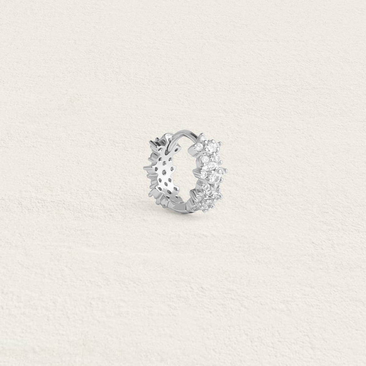 Aretes Huggie de Mujer con Relieve Floral y Pavé de Piedras Múltiples