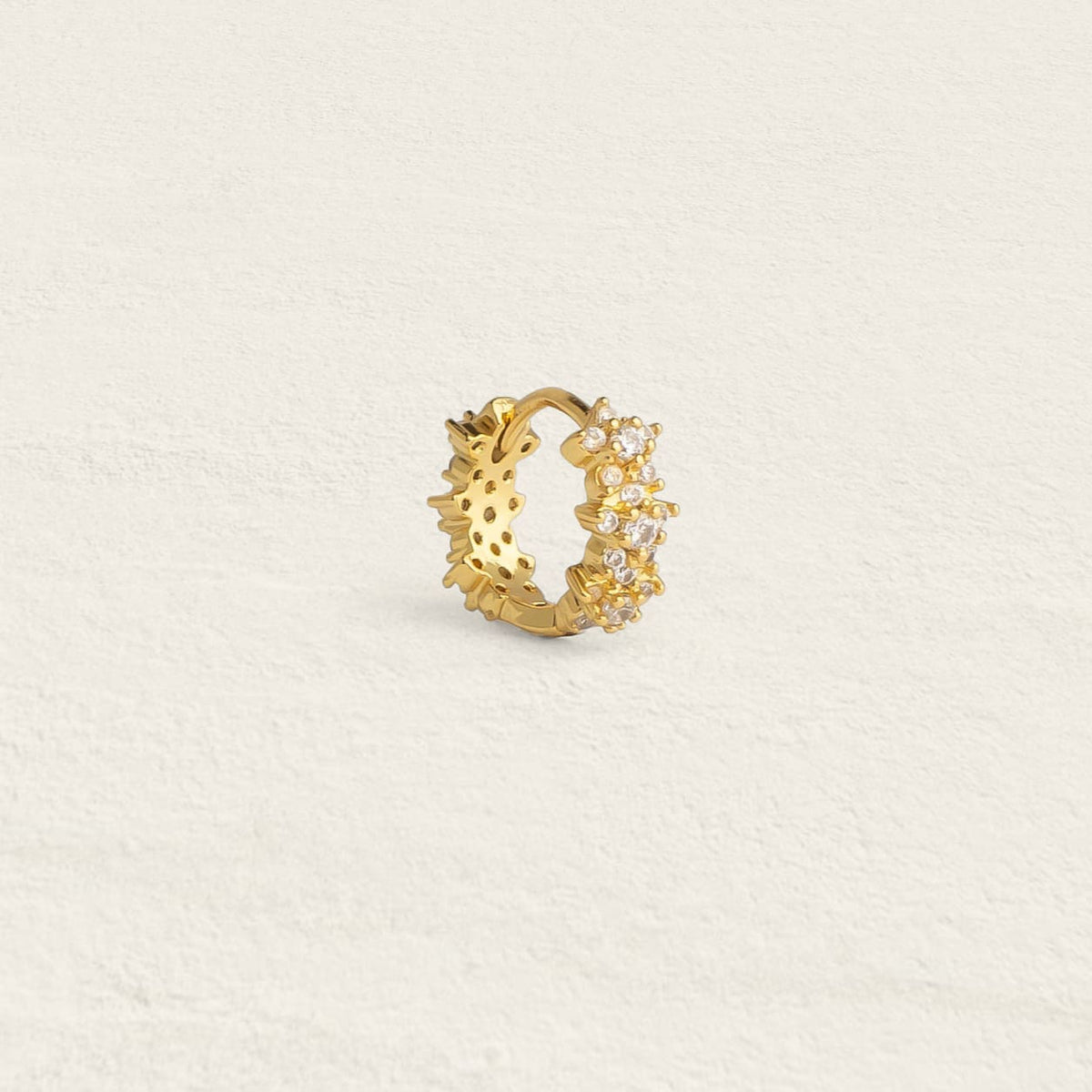 Aretes Huggie de Mujer con Relieve Floral y Pavé de Piedras Múltiples