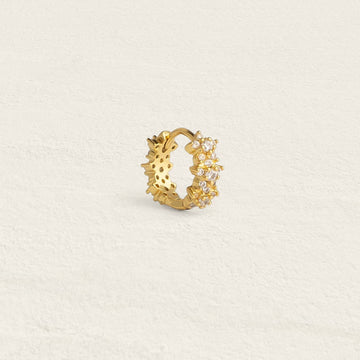 Aretes Huggie de Mujer con Relieve Floral y Pavé de Piedras Múltiples