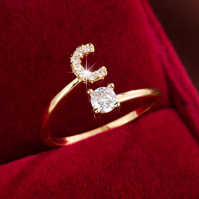 Nova – Anillo Moderno Abierto con Inicial y Circonitas