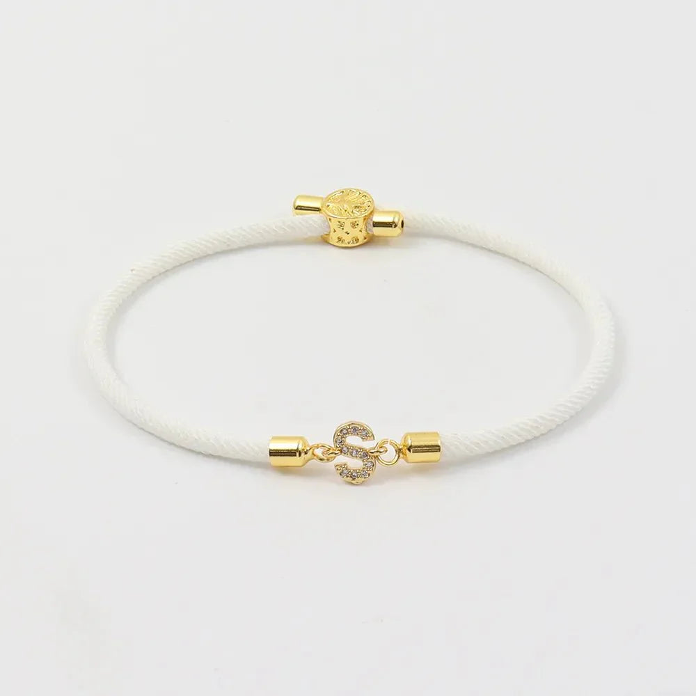 Calla – Pulsera Inicial Grabada Ajustable