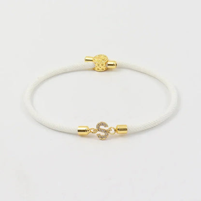 Calla – Pulsera Inicial Grabada Ajustable
