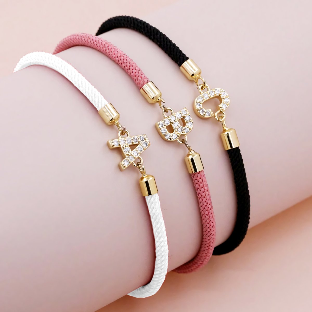 Calla – Pulsera Inicial Grabada Ajustable