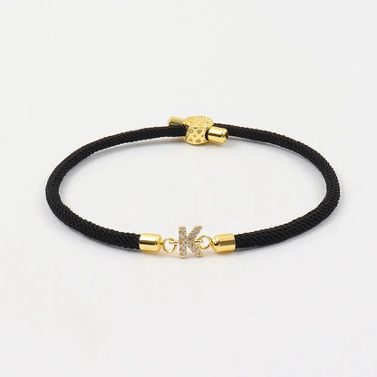 Calla – Pulsera Inicial Grabada Ajustable