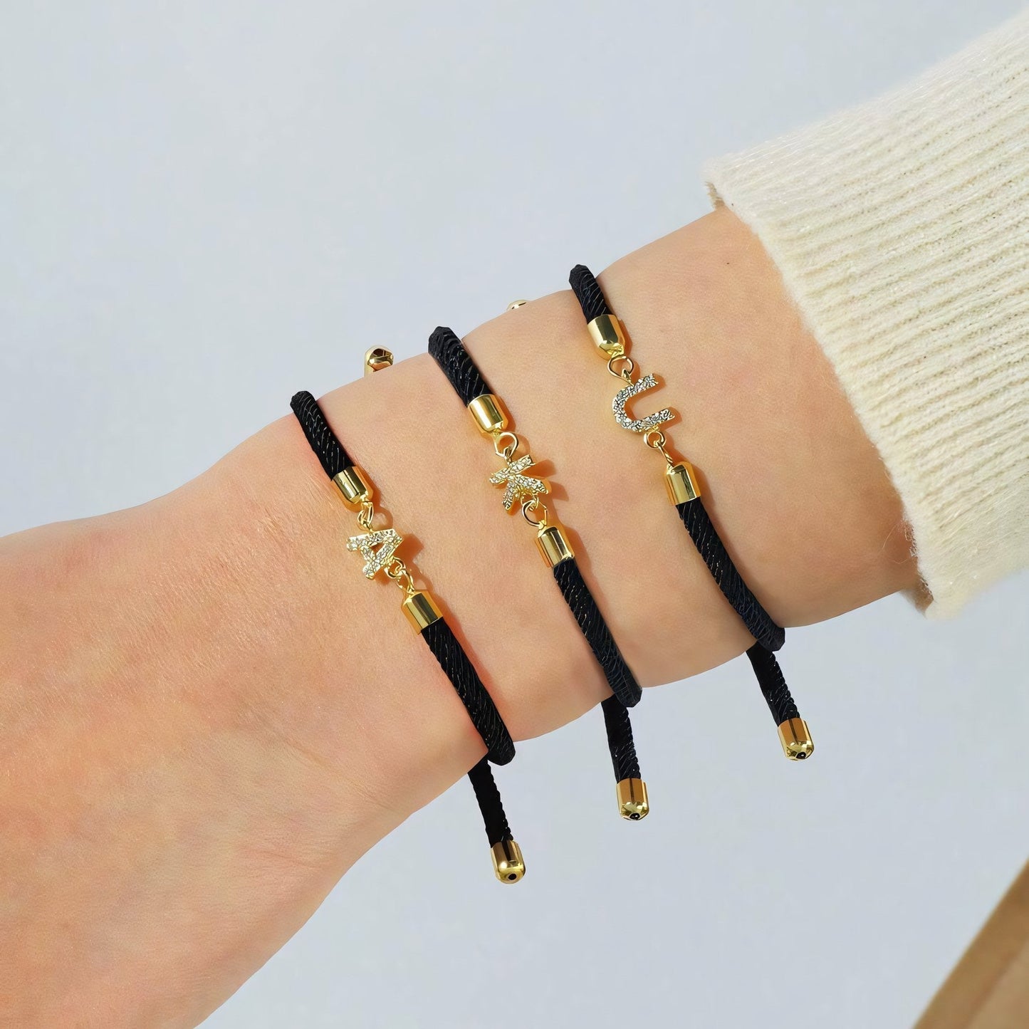 Calla – Pulsera Inicial Grabada Ajustable