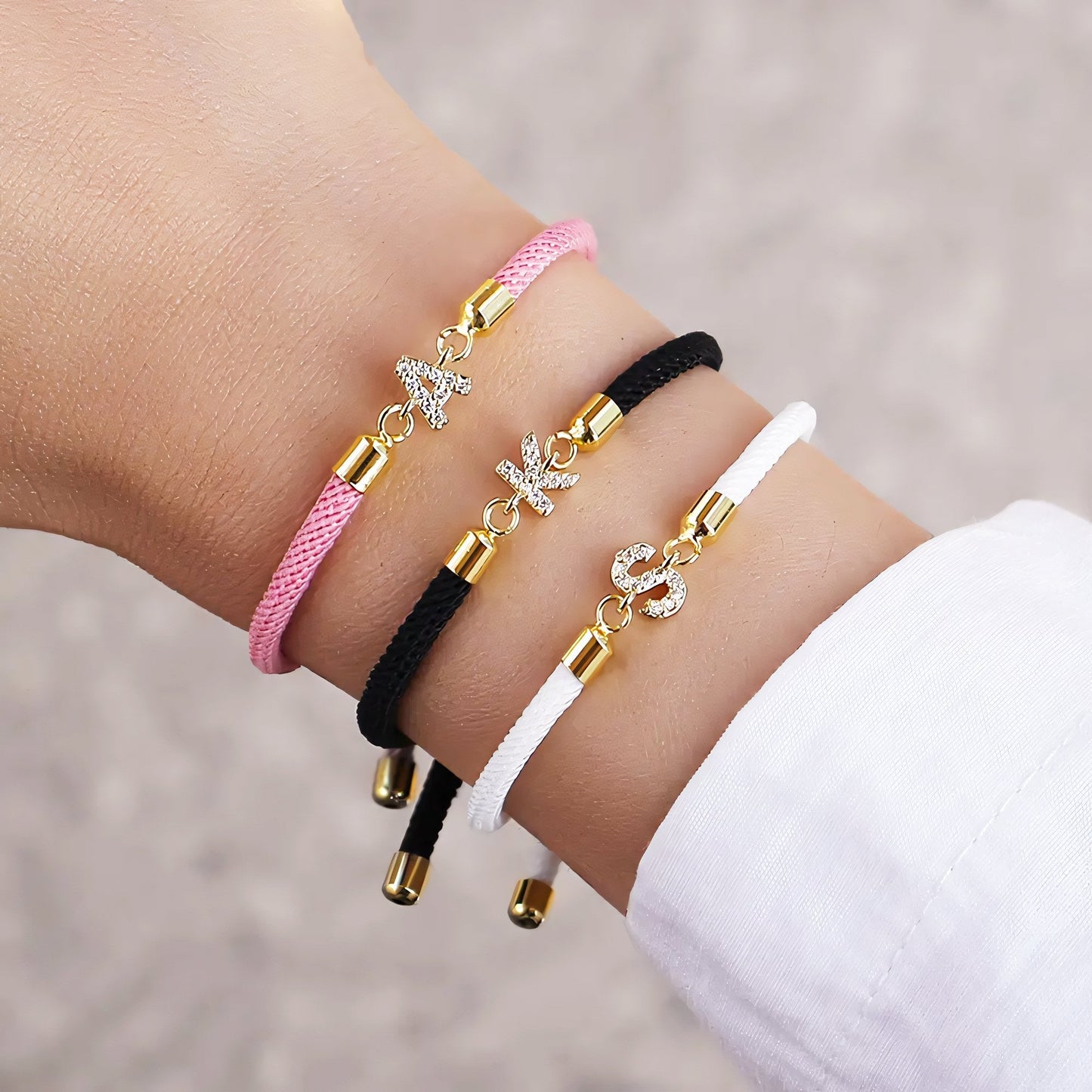 Calla – Pulsera Inicial Grabada Ajustable