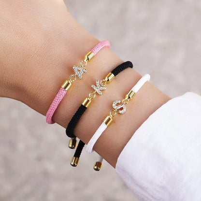 Calla – Pulsera Inicial Grabada Ajustable
