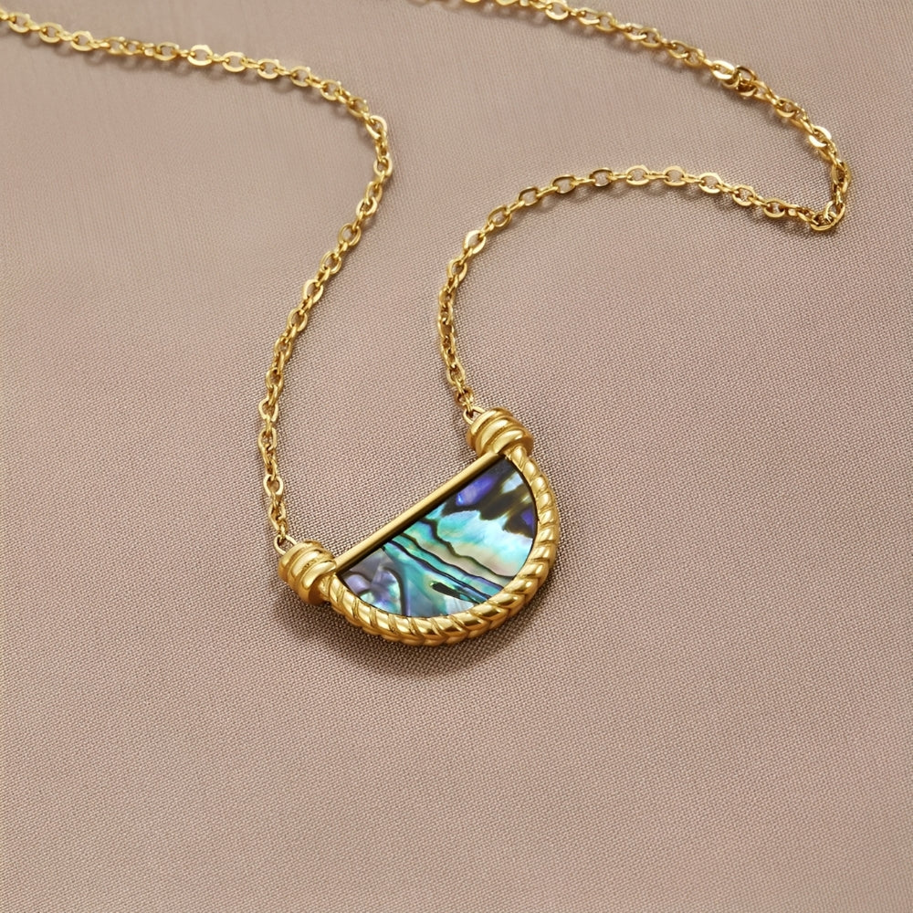 Collar Media Luna Dama con Incrustación de Concha Iridiscente y Marco Torcido
