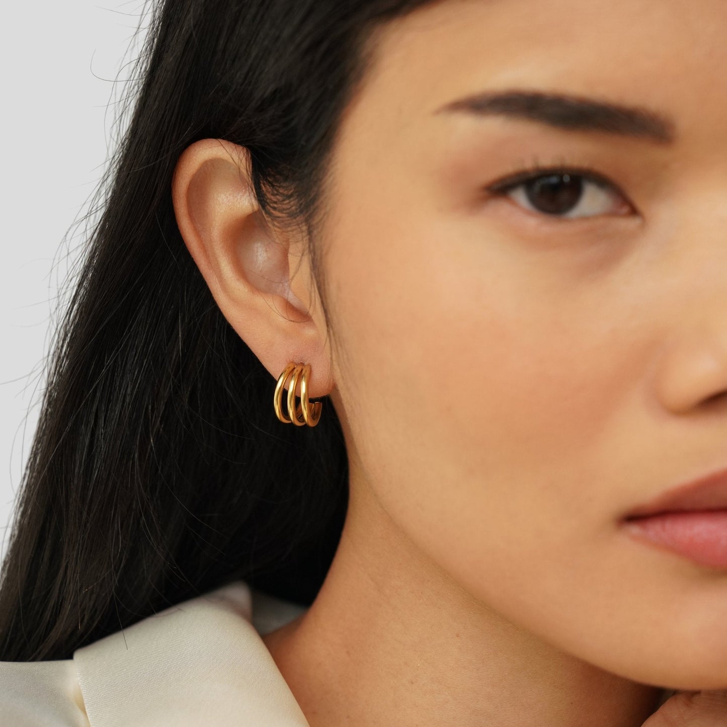 Anaya – Aretes Creolas Triples Doradas