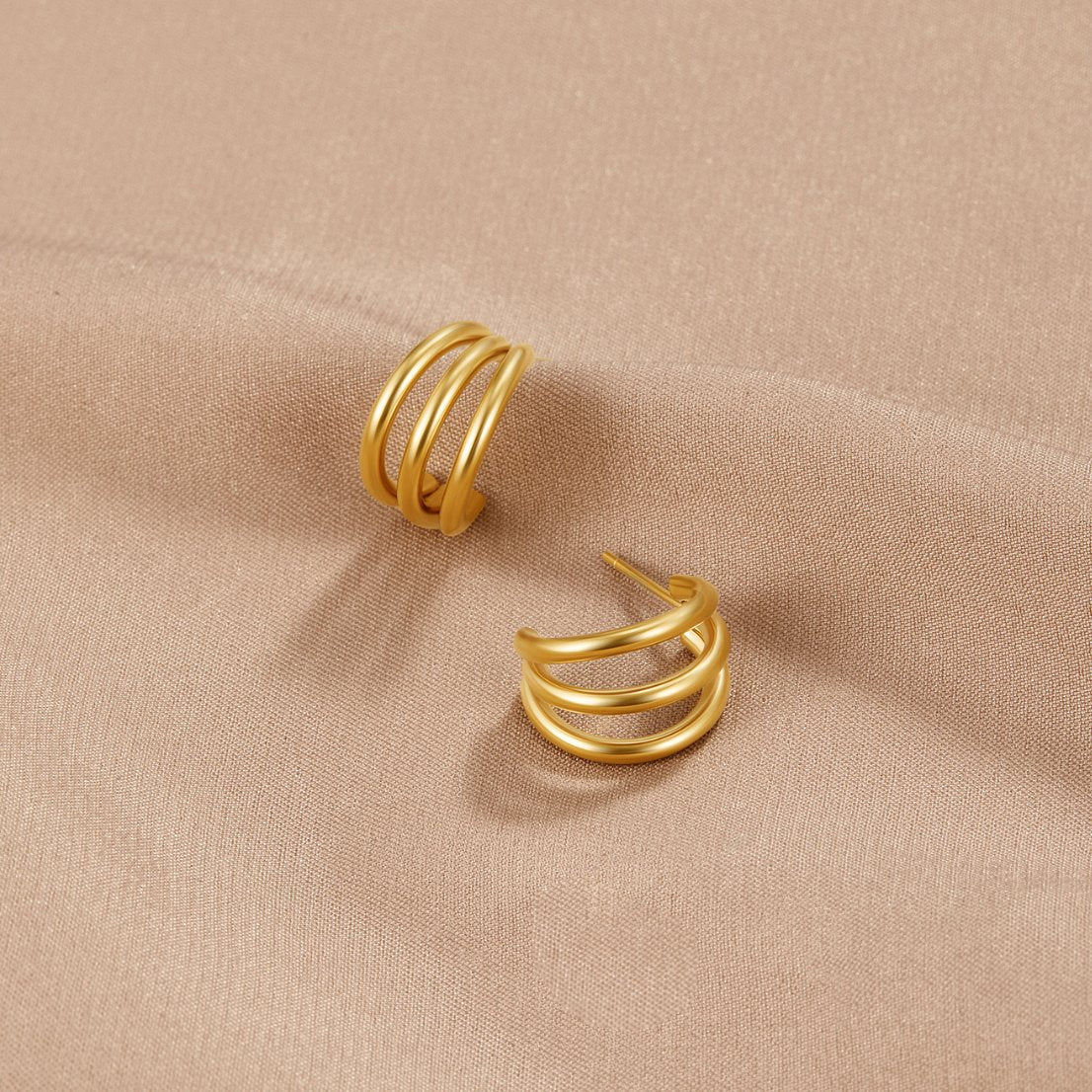 Anaya – Aretes Creolas Triples Doradas