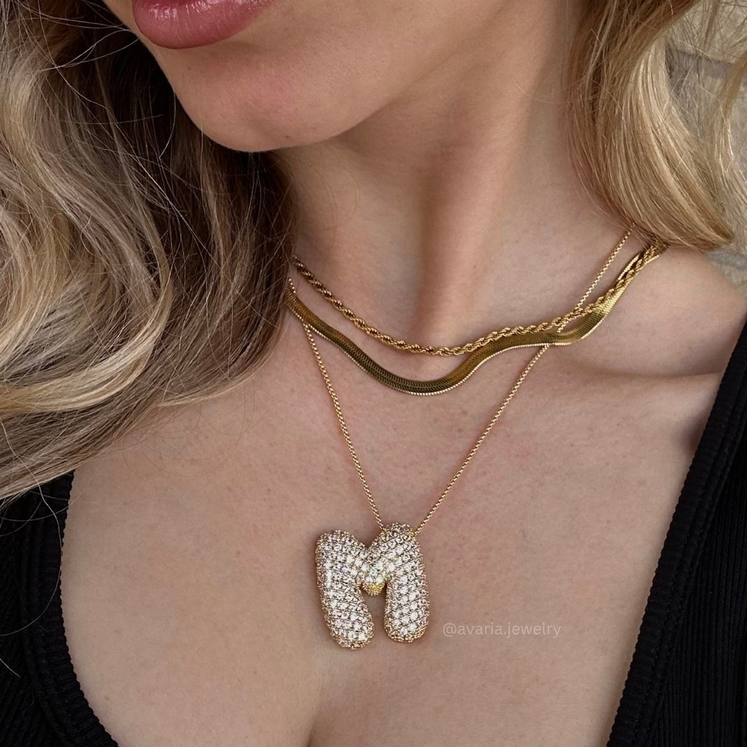 Collar de diamantes con inicial en burbuja
