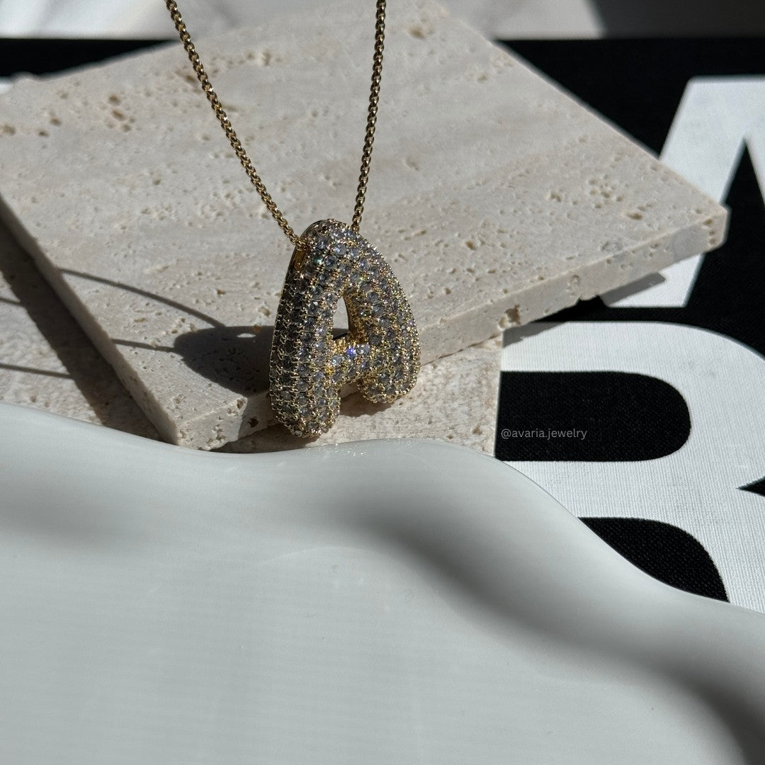 Collar de diamantes con inicial en burbuja