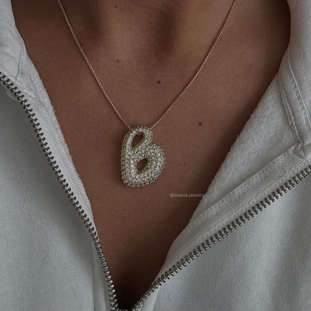 Collar de diamantes con inicial en burbuja