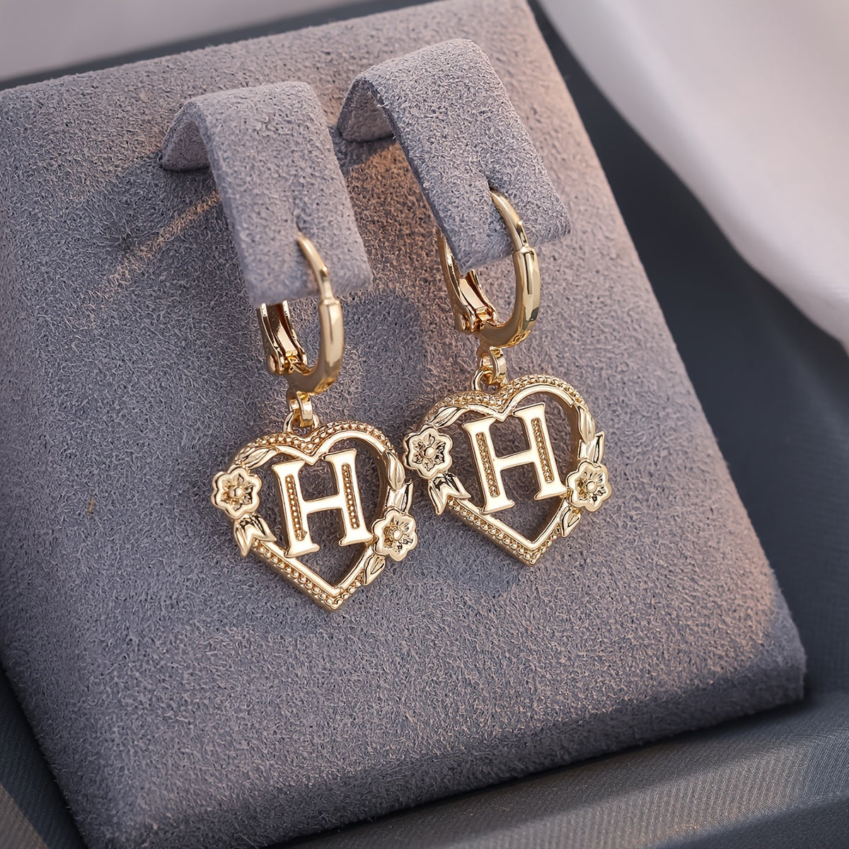 Pendientes de aro con corazón para mujeres con inicial y detalles florales