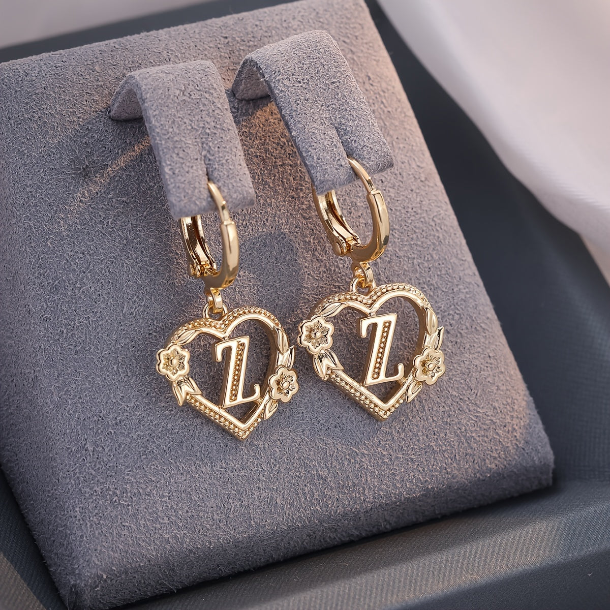 Pendientes de aro con corazón para mujeres con inicial y detalles florales