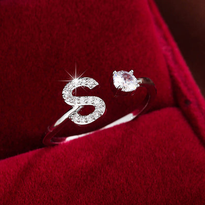 Nova – Anillo Moderno Abierto con Inicial y Circonitas