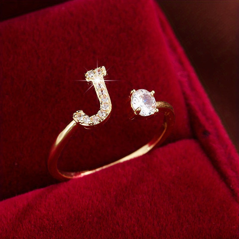 Nova – Anillo Moderno Abierto con Inicial y Circonitas