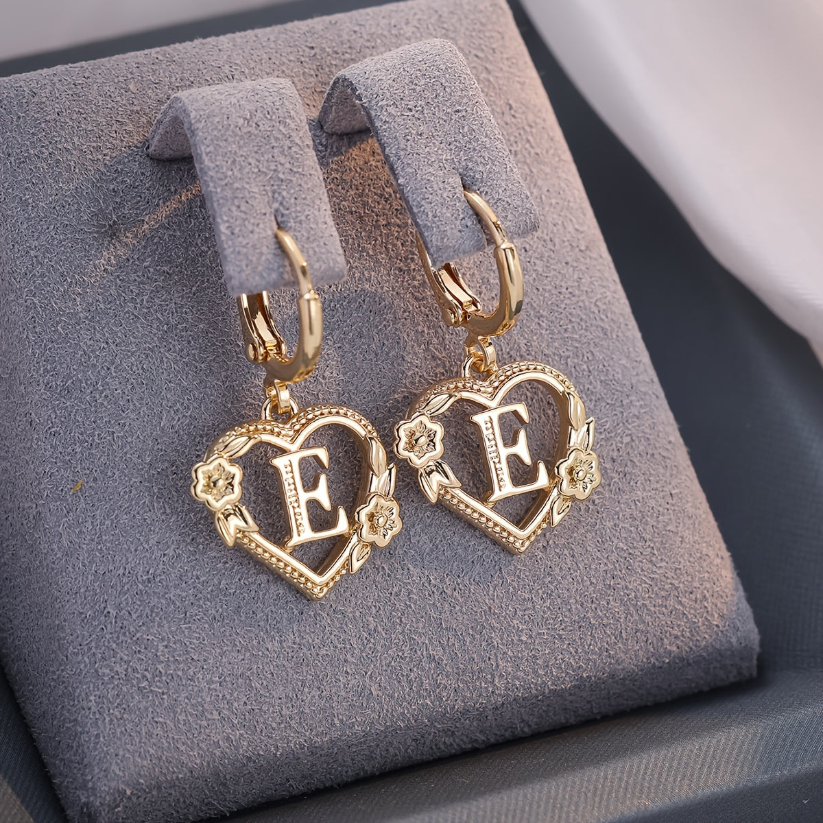Pendientes de aro con corazón para mujeres con inicial y detalles florales