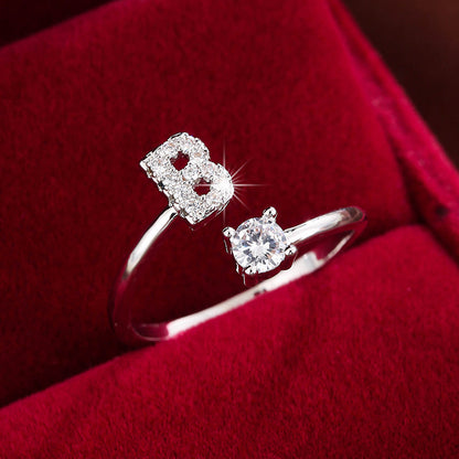 Nova – Anillo Moderno Abierto con Inicial y Circonitas