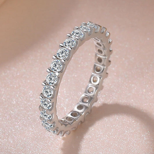 Maelis – Anillo Plateado con Incrustaciones de Circonita