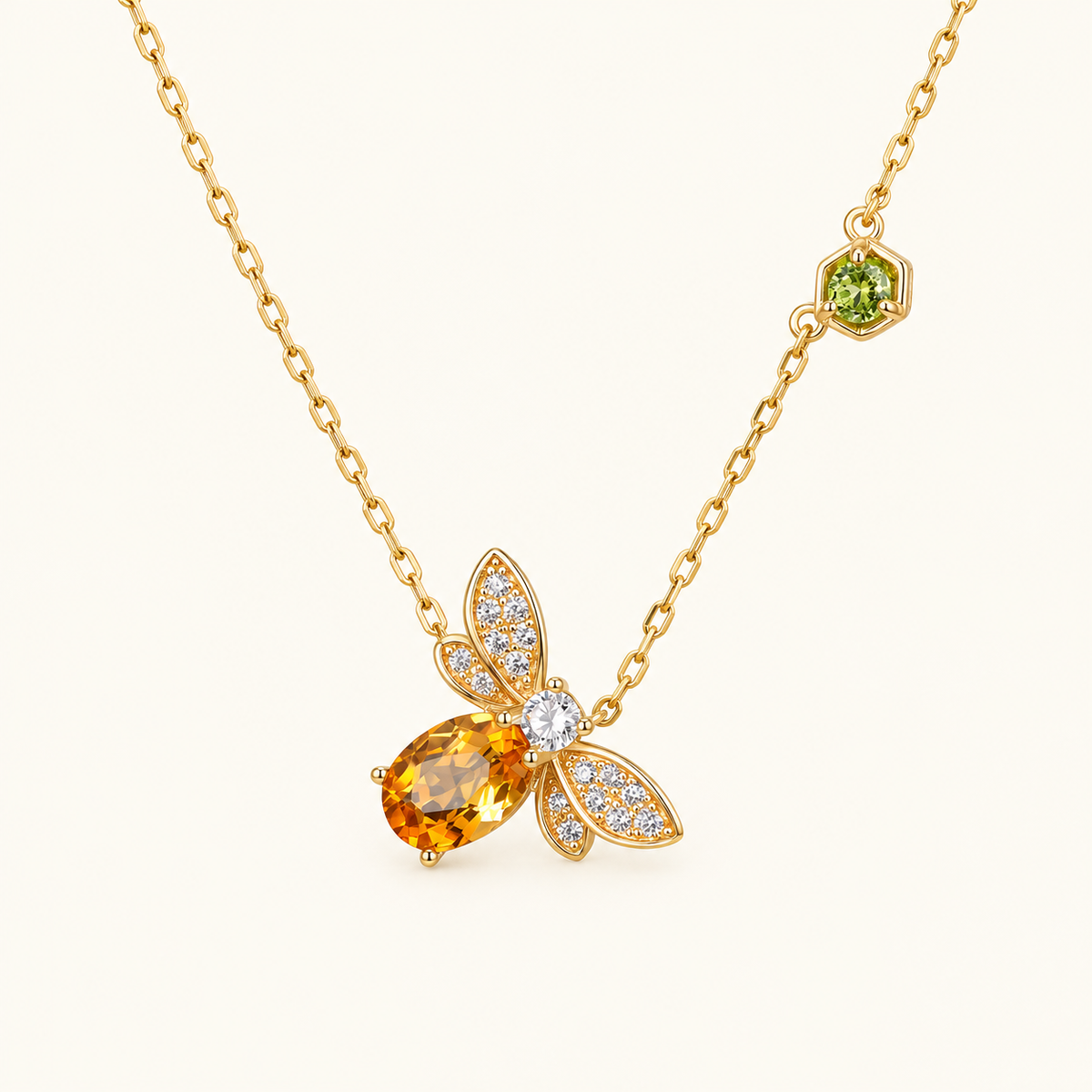 Collar para damas con colgante de abeja y diseño de alas detallado
