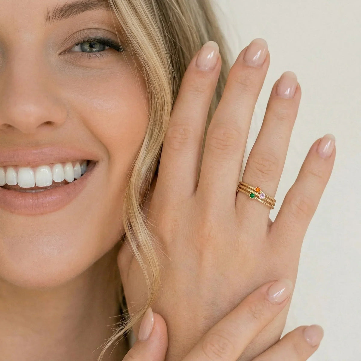 Anillo Apilable de Mujer con Gema de Nacimiento Opcional