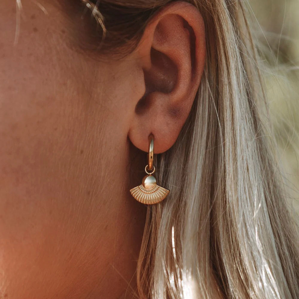 Pendientes Huggie de Mujer con Colgante en Forma de Abanico y Textura Ribeteada