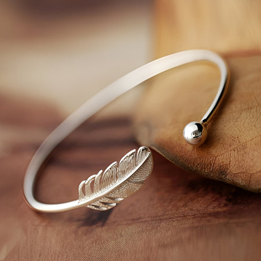 Nayla – Pulsera Pluma Plateada Elegante