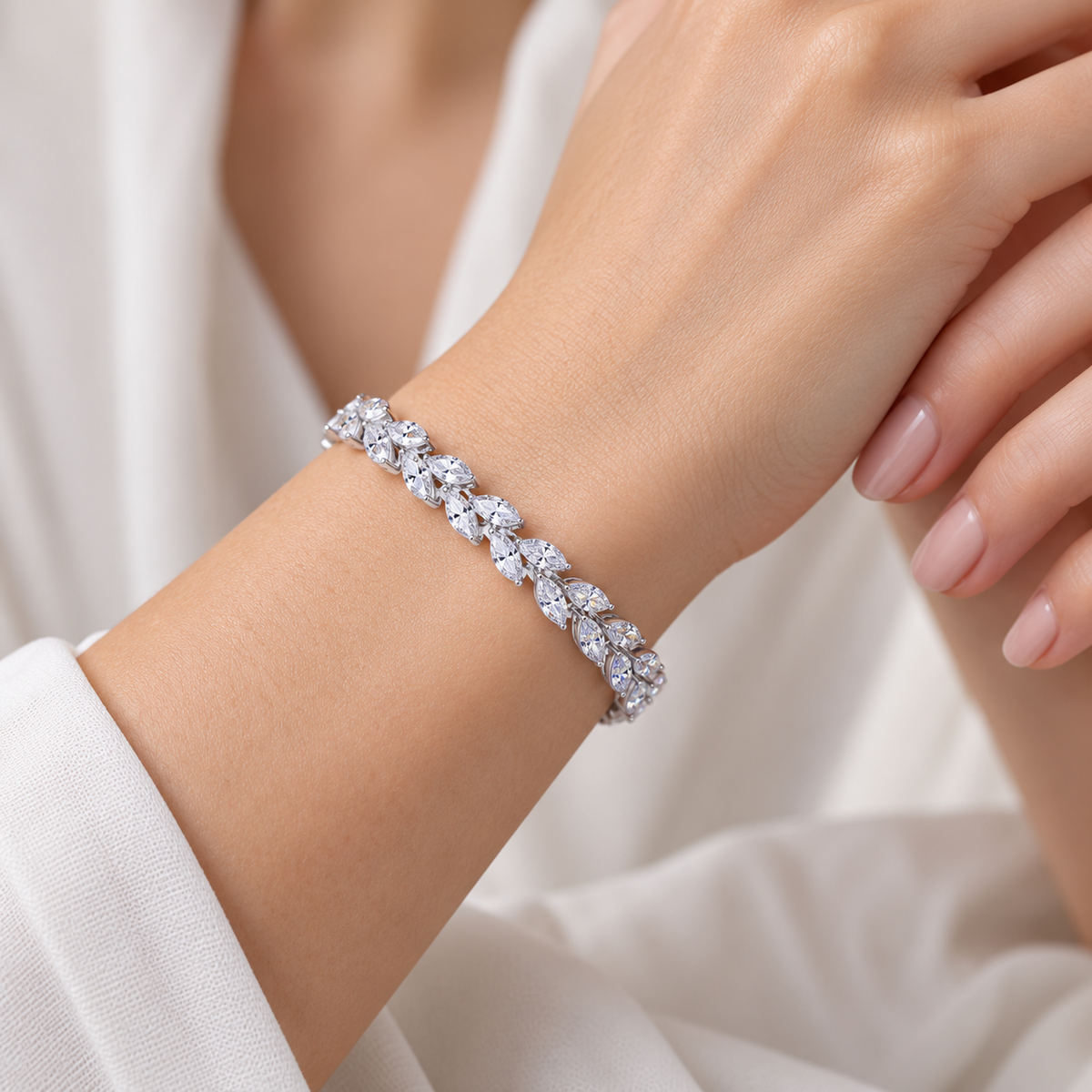 Pulsera de tenis para mujer con diseño en forma de hoja y acentos de piedra brillante