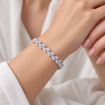 Pulsera de tenis para mujer con diseño en forma de hoja y acentos de piedra brillante